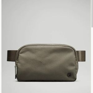 NWT Lululemon Everywhere Belt Bag - Carob brown/black!